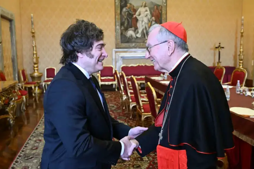 El presidente de Argentina, Javier Milei (i), fue recibido por el jefe de la Prefectura de la Casa Pontifica, Leonardo Sapienza, antes de la audiencia que matiene el 7 de junio de 2025 con el Papa León XIV. EFE/Vatican Media/Mario Tomassetti