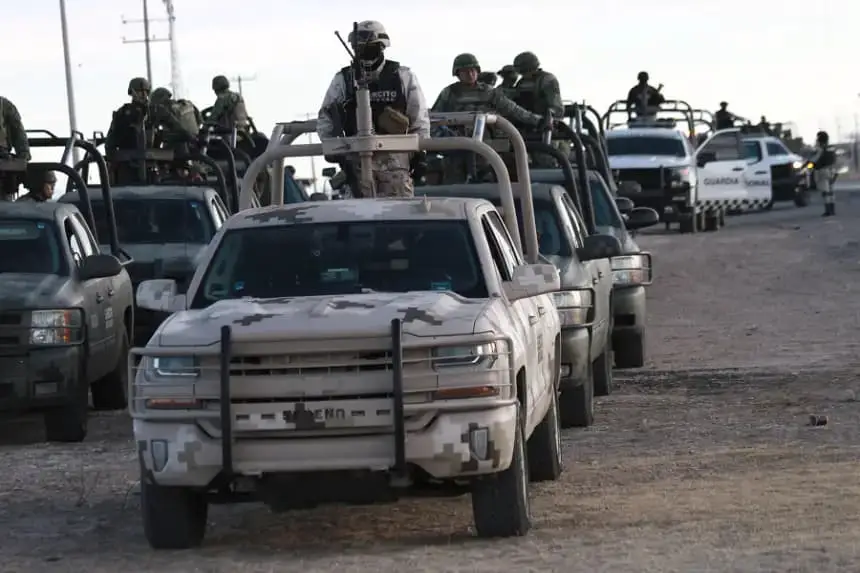 Fotografía de archivo de soldados del Ejército mexicano y de la Guardia Nacional (GN) patrullando calles del estado de Sinaloa, México. EFE/ Luis Torres

