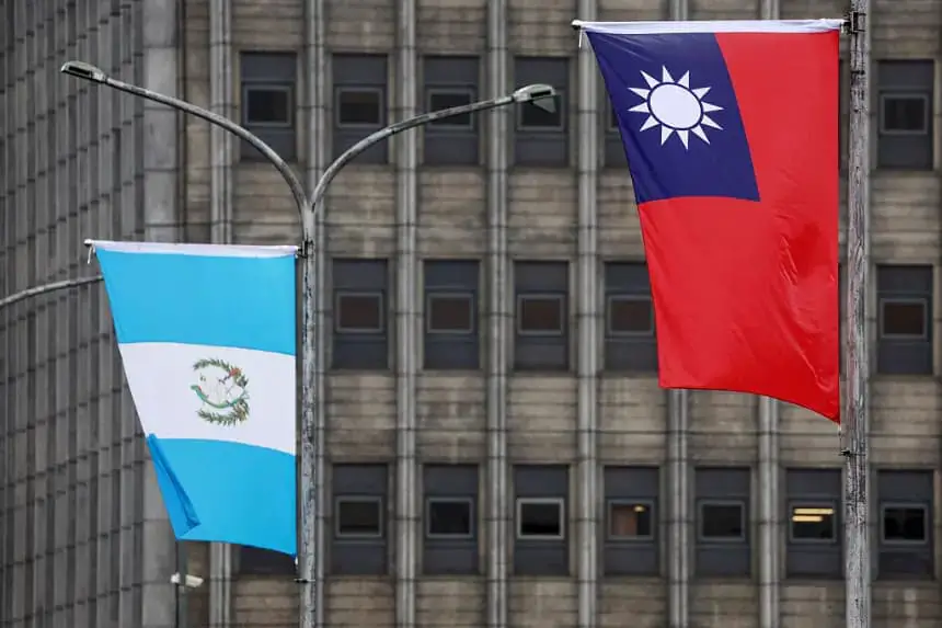 Las banderas nacionales de Taiwán (d) y Guatemala ondean en el exterior del edificio de la Oficina Presidencial, donde el presidente de Taiwán, Lai Ching-te, tenía previsto recibir al presidente de Guatemala, Bernardo Arévalo, con honores militares, pero la ceremonia se canceló debido a las fuertes lluvias, en Taipéi el 5 de junio de 2025. (I-Hwa Cheng/AFP vía Getty Images)
