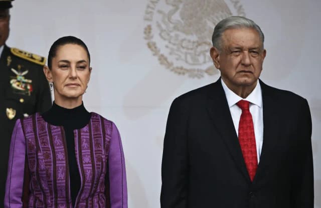 El entonces presidente mexicano, Andrés Manuel López Obrador (dcha.), y la presidenta electa, Claudia Sheinbaum, asisten al desfile militar por el 214.º aniversario del Día de la Independencia en el Zócalo de la Ciudad de México el 16 de septiembre de 2024. (CARL DE SOUZA/AFP)