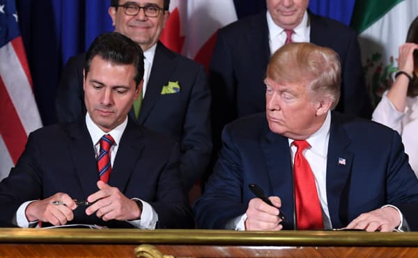 El entonces presidente de México, Enrique Peña Nieto (izq.), y el presidente de Estados Unidos, Donald Trump, firman un nuevo tratado de libre comercio en Buenos Aires, el 30 de noviembre de 2018, en el marco de la Cumbre de Líderes del G20. El acuerdo renovado, llamado Tratado entre Estados Unidos, México y Canadá (T-MEC), se parece mucho al que reemplaza. Sin embargo, se han realizado suficientes ajustes como para que Trump declare victoria en nombre de los trabajadores estadounidenses que, según él, fueron engañados por el TLCAN. (SAUL LOEB/AFP vía Getty Images)