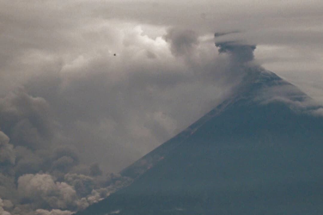 El humo se eleva desde el cráter del volcán Fuego, fotografiado desde Escuintla, Guatemala, el 5 de junio de 2025. (Johan Ordonez/AFP a través de Getty Images)