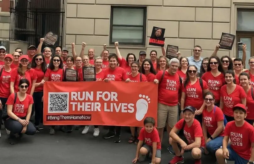 El grupo Run for Their Lives, que apoya a las personas retenidas como rehenes en Gaza, participa en el Desfile del Día de Israel en la ciudad de Nueva York el 18 de mayo de 2024. (Cortesía de Shira Weiss/Run for Their Lives)