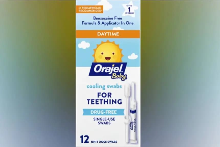 Una imagen de los hisopos para dentición de bebés Orajel de Church & Dwight retirados del mercado. FDA