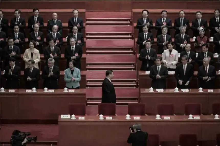 El líder chino, Xi Jinping, en el centro, es aplaudido a su llegada a la sesión de clausura de la Asamblea Popular Nacional (APN) en el Gran Salón del Pueblo, el 11 de marzo de 2024, en Beijing, China. (Kevin Frayer/Getty Images)