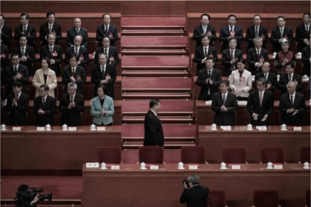 El líder chino, Xi Jinping, en el centro, es aplaudido a su llegada a la sesión de clausura de la Asamblea Popular Nacional (APN) en el Gran Salón del Pueblo, el 11 de marzo de 2024, en Beijing, China. (Kevin Frayer/Getty Images)