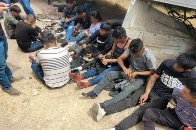 El 4 de junio de 2025, 17 inmigrantes ilegales fueron encontrados dentro de dos vehículos abandonados en el sector de Tucson, en Arizona, bajo un calor abrasador. (Patrulla Fronteriza de EE. UU.)