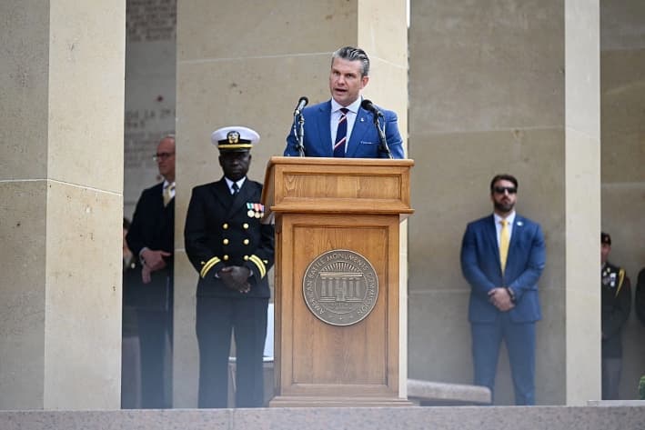 El secretario de Defensa de EE. UU., Pete Hegseth, pronuncia un discurso durante una ceremonia conmemorativa celebrada en el marco del 81.º aniversario del desembarco aliado en Normandía, durante el Día D de la Segunda Guerra Mundial, en el Cementerio Estadounidense de Colleville-sur-Mer, noroeste de Francia, el 6 de junio de 2025. (Lou Benoist/AFP vía Getty Images)