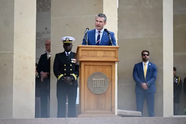 El secretario de Defensa de EE. UU., Pete Hegseth, pronuncia un discurso durante una ceremonia conmemorativa celebrada en el marco del 81.º aniversario del desembarco aliado en Normandía, durante el Día D de la Segunda Guerra Mundial, en el Cementerio Estadounidense de Colleville-sur-Mer, noroeste de Francia, el 6 de junio de 2025. (Lou Benoist/AFP vía Getty Images)
