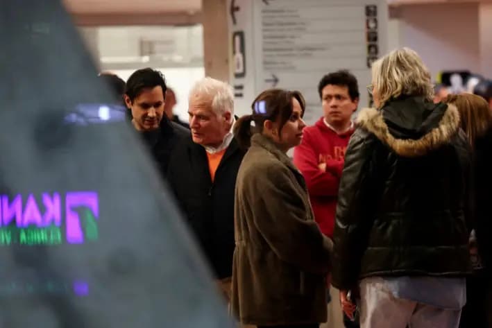 El padre del senador colombiano Miguel Uribe Turbay, del partido opositor Centro Democrático, y su esposa, Claudia Tarazona, hablan con la gente en el hospital Fundación Santa Fe, donde se encuentra hospitalizado tras recibir un disparo durante un acto de campaña, en Bogotá, Colombia, el 8 de junio de 2025. (Luisa Gonzalez /Reuters)