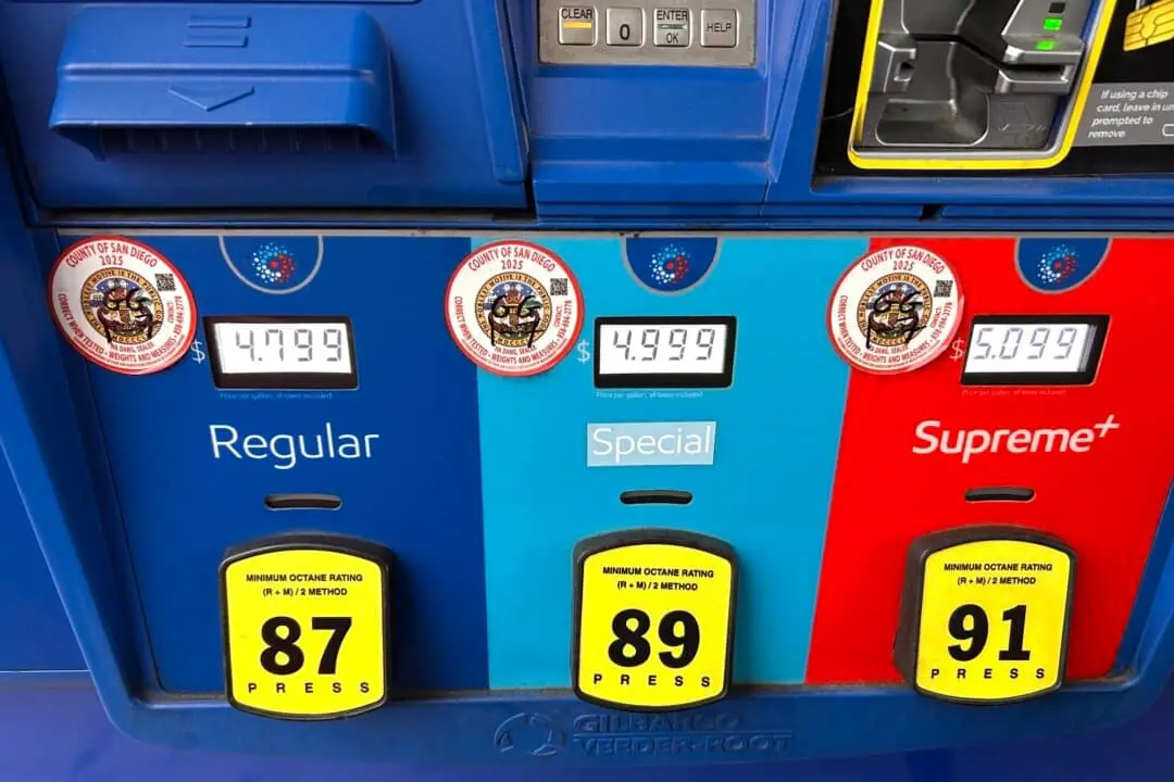 La selección de gasolina en una gasolinera de San Diego, el 6 de junio de 2025. (Jane Yang/The Epoch Times)