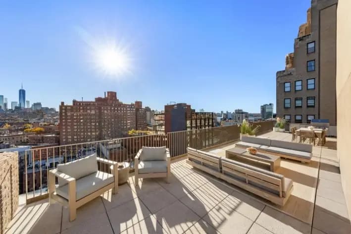 La espaciosa terraza del ático de un condominio de 4 dormitorios, 4 baños y medio y 340 m² en Greenwich Village, Manhattan, se vende por 11.9 millones de dólares. (Cortesía de Nest Seekers International, Nueva York)