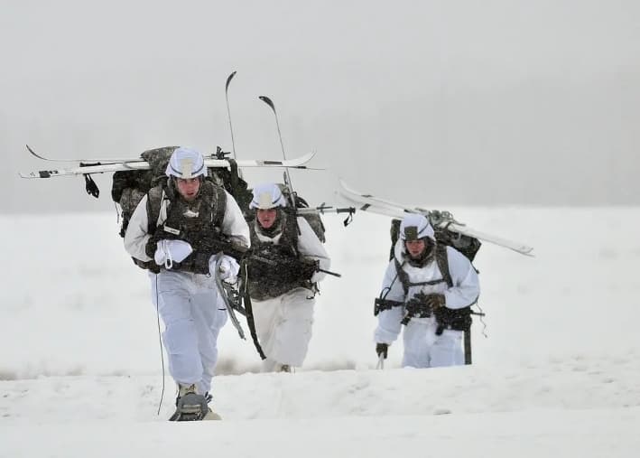 Paracaidistas asignados a la 1.° División Aerotransportada entrenan en condiciones árticas en la Base Conjunta Elmendorf-Richardson, Alaska. (Ejército de EE. UU./John Pennell)
