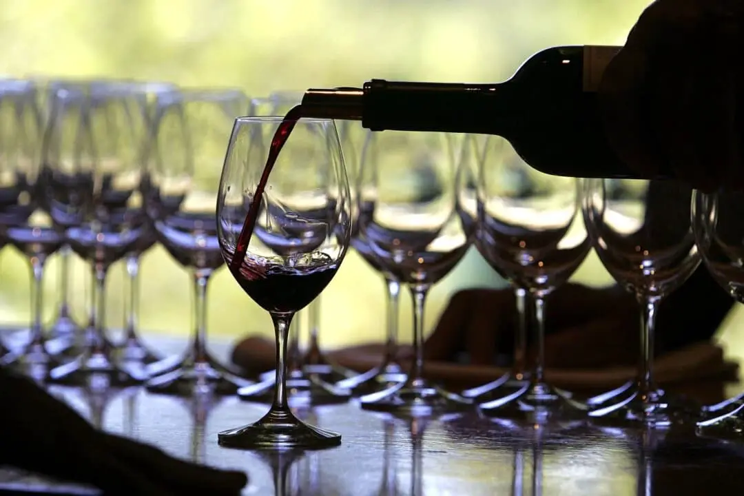 Un trabajador de una bodega sirve una copa de vino para una cata en Rutherford, California, en esta foto de archivo. (Justin Sullivan/Getty Images)