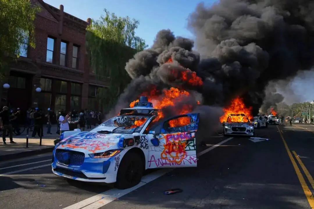 Varios taxis de Waymo arden cerca del Centro Metropolitano de Detención del centro de Los Ángeles, el 8 de junio de 2025. (Eric Thayer/AP Photo)