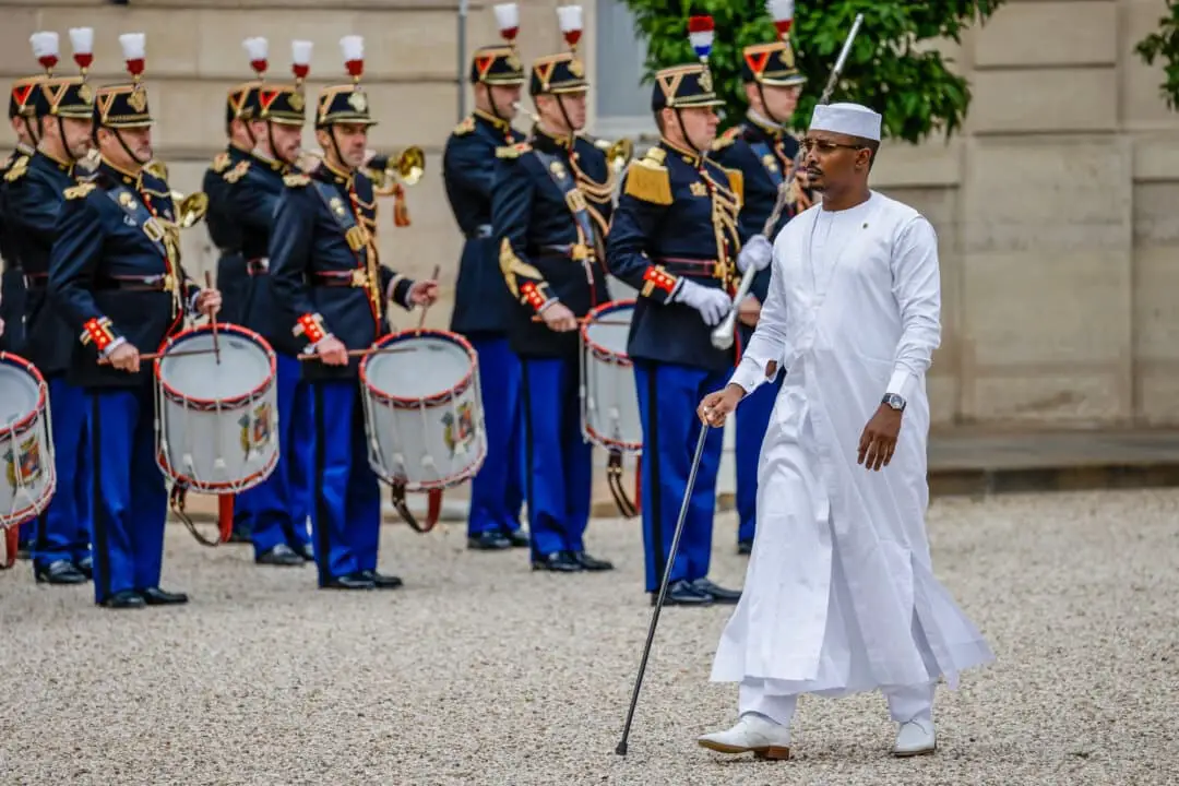 El presidente de Chad, Mahamat Idriss Deby, pasa revista a las tropas tras llegar a una reunión bilateral con el presidente de Francia al margen de la 45.ª Cumbre de la Francofonía en el palacio presidencial del Elíseo, en París, el 3 de octubre de 2024. (Ludovic Marin/AFP a través de Getty Images)