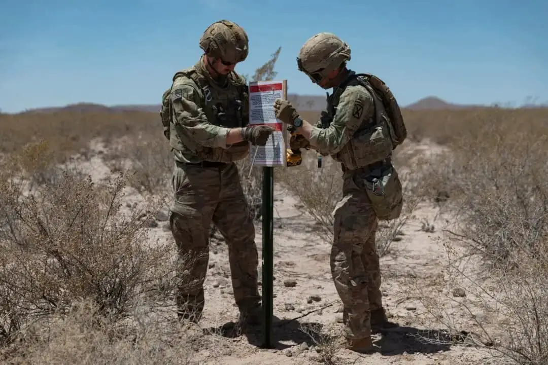 Las tropas de la Fuerza Operativa Conjunta de la Frontera Sur marcan el perímetro del Área de Defensa Nacional de Nuevo México, reforzando un tramo clave de la frontera sur. (Cortesía del Comando Norte de Estados Unidos)