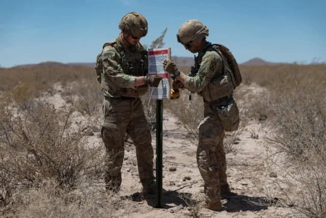 Las tropas de la Fuerza Operativa Conjunta de la Frontera Sur marcan el perímetro del Área de Defensa Nacional de Nuevo México, reforzando un tramo clave de la frontera sur. (Cortesía del Comando Norte de Estados Unidos)