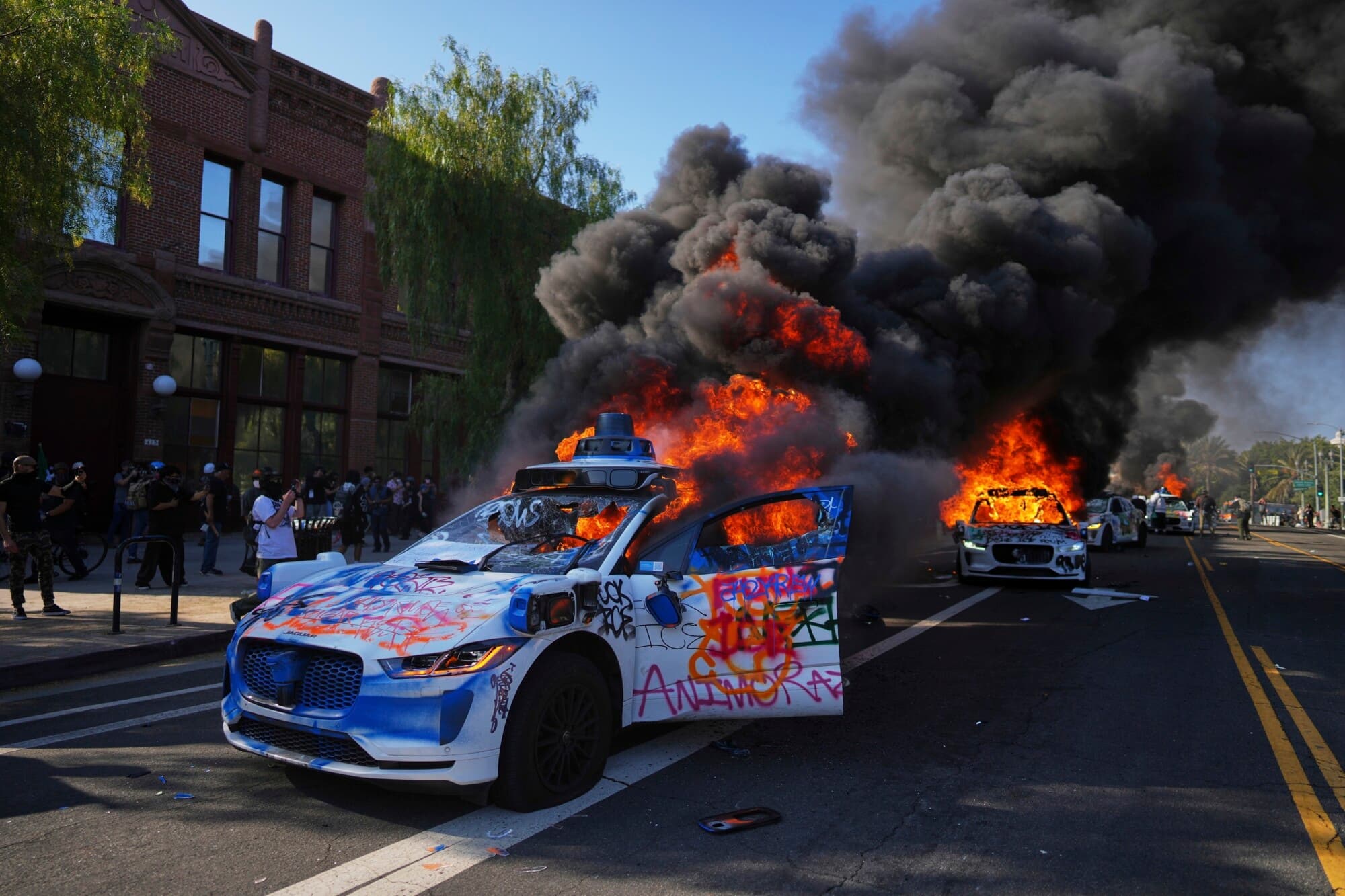 Varios taxis Waymo arden cerca del Centro Metropolitano de Detención del centro de Los Ángeles, el 8 de junio de 2025. (Eric Thayer/Foto de AP)