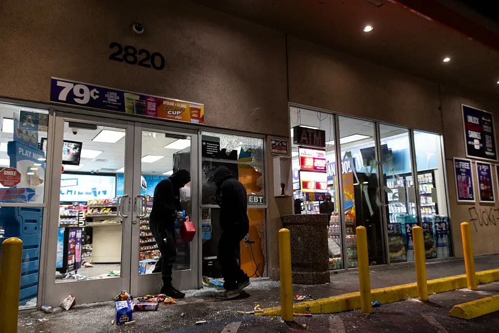 Saqueadores irrumpen en el mercado de una gasolinera en el barrio de Compton, en Los Ángeles, California, el 8 de junio de 2025. (Etienne Laurent/AFP vía Getty Images).