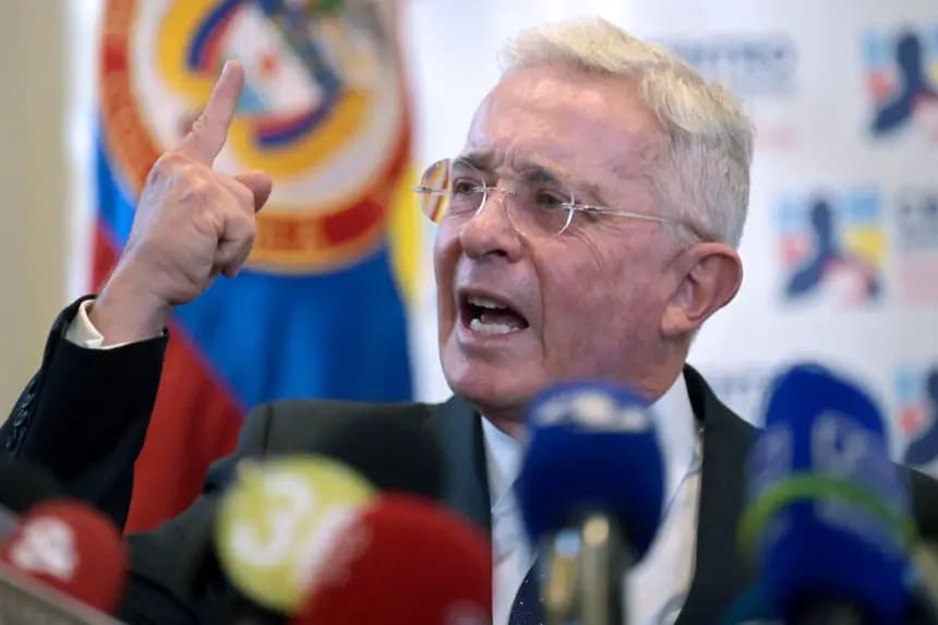 El expresidente colombiano (2002-2010) Álvaro Uribe habló durante una conferencia de prensa luego de declarar sobre una masacre de 1997 en la Fiscalía General de la Nación en Bogotá, el 27 de noviembre de 2023. (Juan Barreto/AFP vía Getty Images)