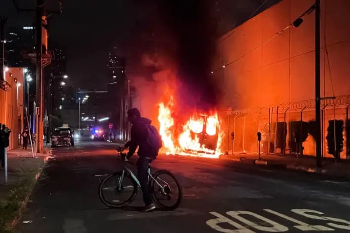 Un automóvil arde en el centro de Los Ángeles, el 8 de junio de 2025. (Melina Chan/The Epoch Times)