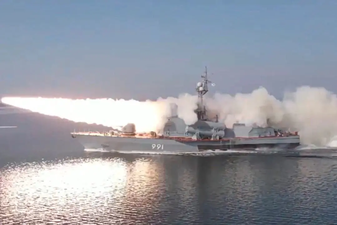 Un buque de la Armada rusa lanza un misil antibuque de prueba en el mar de Japón el 28 de marzo de 2023. (Servicio de prensa del Ministerio de Defensa ruso a través de AP)