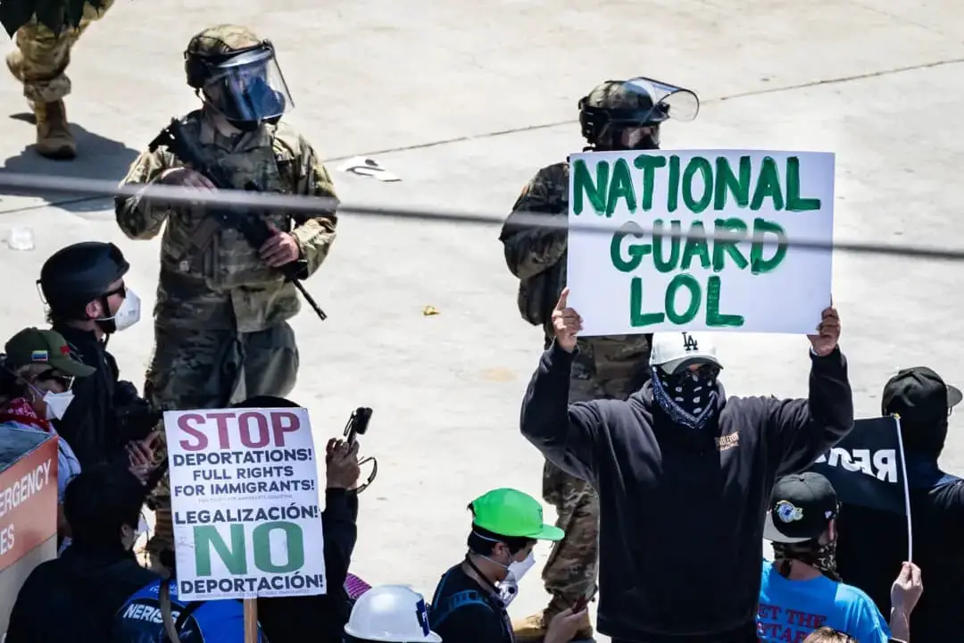 Manifestantes contra la inmigración se enfrentan a agentes federales y a miembros de la Guardia Nacional de California en Los Ángeles el 8 de junio de 2025. (John Fredricks/The Epoch Times)