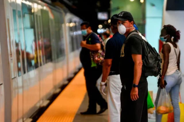 Pasajeros del metro en la Ciudad de Panamá (Panamá), el 21 de abril de 2020. (Luis Acosta/AFP vía Getty Images)