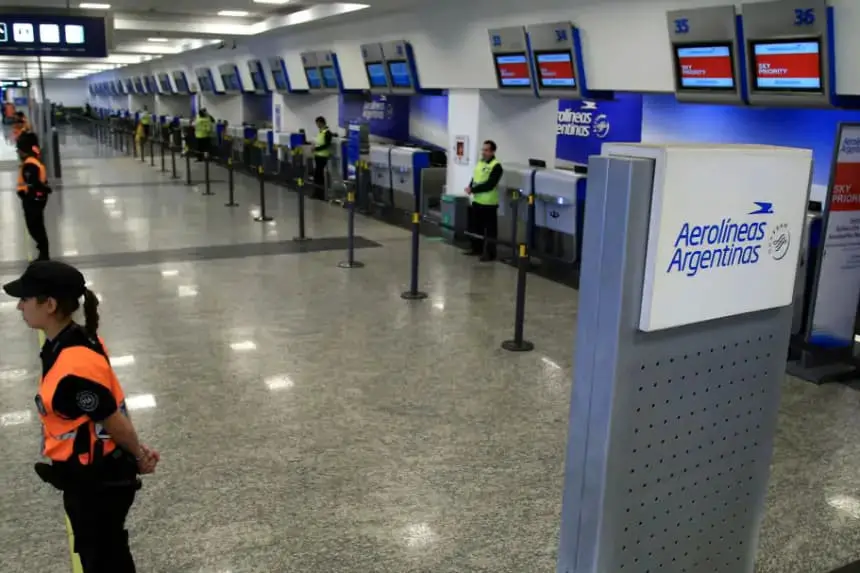 La policía custodia el mostrador de facturación de Aerolíneas Argentinas en el aeropuerto Jorge Newbery de Buenos Aires (Argentina) el 31 de octubre de 2017, durante una huelga de 24 horas en demanda de aumentos salariales. (Juan Vargas/AFP vía Getty Images)