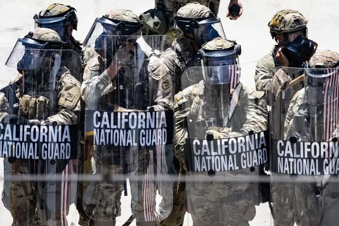 Miembros de la Guardia Nacional de California en Los Ángeles el 8 de junio de 2025. (John Fredricks/The Epoch Times)