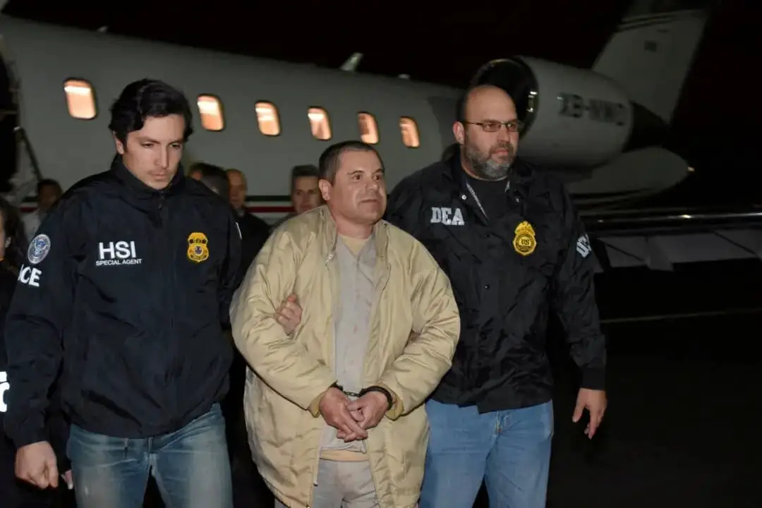 El narcotraficante mexicano Joaquín «El Chapo» Guzmán llega al aeropuerto MacArthur de Long Island, en Ronkonkoma (Nueva York), tras su extradición desde México, el 19 de enero de 2017. (Funcionarios estadounidenses/folleto a través de Reuters)