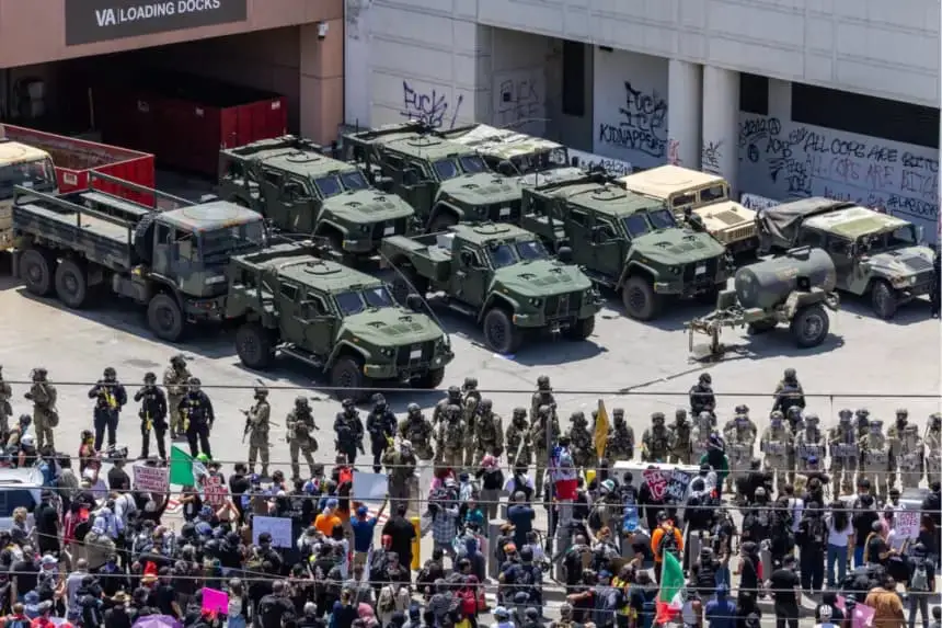 Manifestantes contra la inmigración se enfrentan a agentes federales y miembros de la Guardia Nacional del Ejército de California en Los Ángeles el 8 de junio de 2025. (John Fredricks/The Epoch Times)