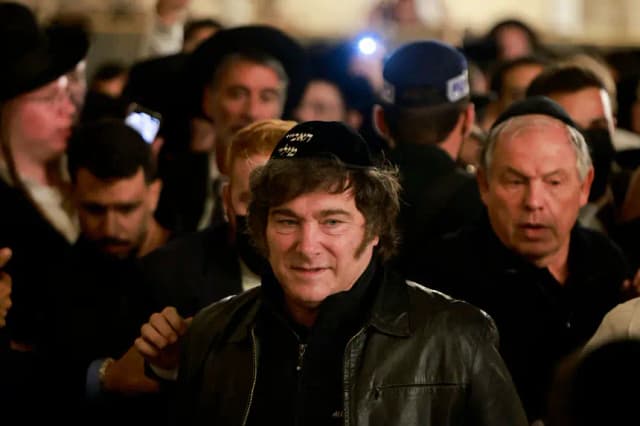 El presidente argentino Javier Milei (c) visita el Muro de las Lamentaciones en la Ciudad Vieja de Jerusalén el 9 de junio de 2025. (Menahem Kahana/AFP vía Getty Images)