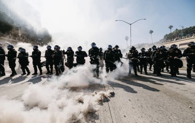 Acusan a líder sindical de obstruir una redada de inmigración en Los Ángeles