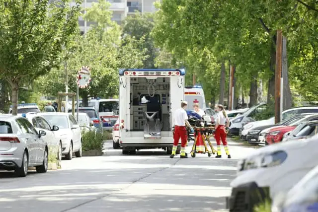 Paramédicos junto a una ambulancia cerca de una escuela donde, según informes, varias personas murieron en un tiroteo, el 10 de junio de 2025 en Graz, en el sureste de Austria. (ERWIN SCHERIAU/APA/AFP a través de Getty Images)
