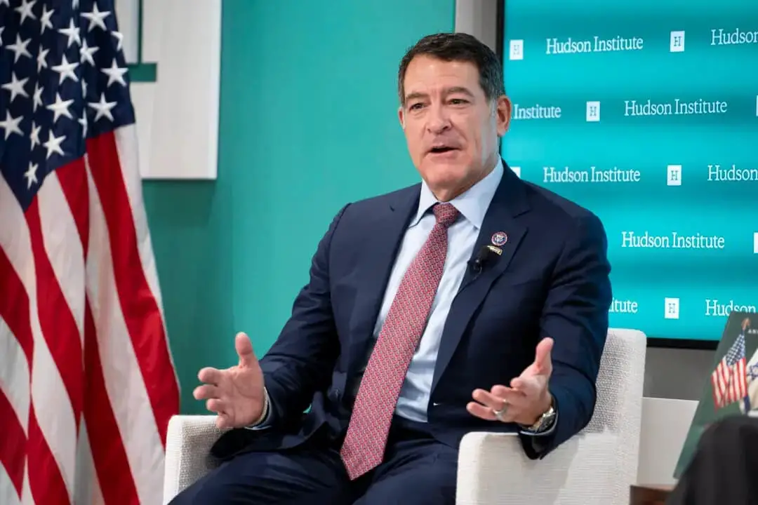 El presidente del Comité de Seguridad Nacional de la Cámara de Representantes, Mark Green (R-Tenn.), habla sobre las relaciones entre Estados Unidos y China en un evento organizado por el Instituto Hudson en Washington el 17 de diciembre de 2024. (Madalina Vasiliu/The Epoch Times)
