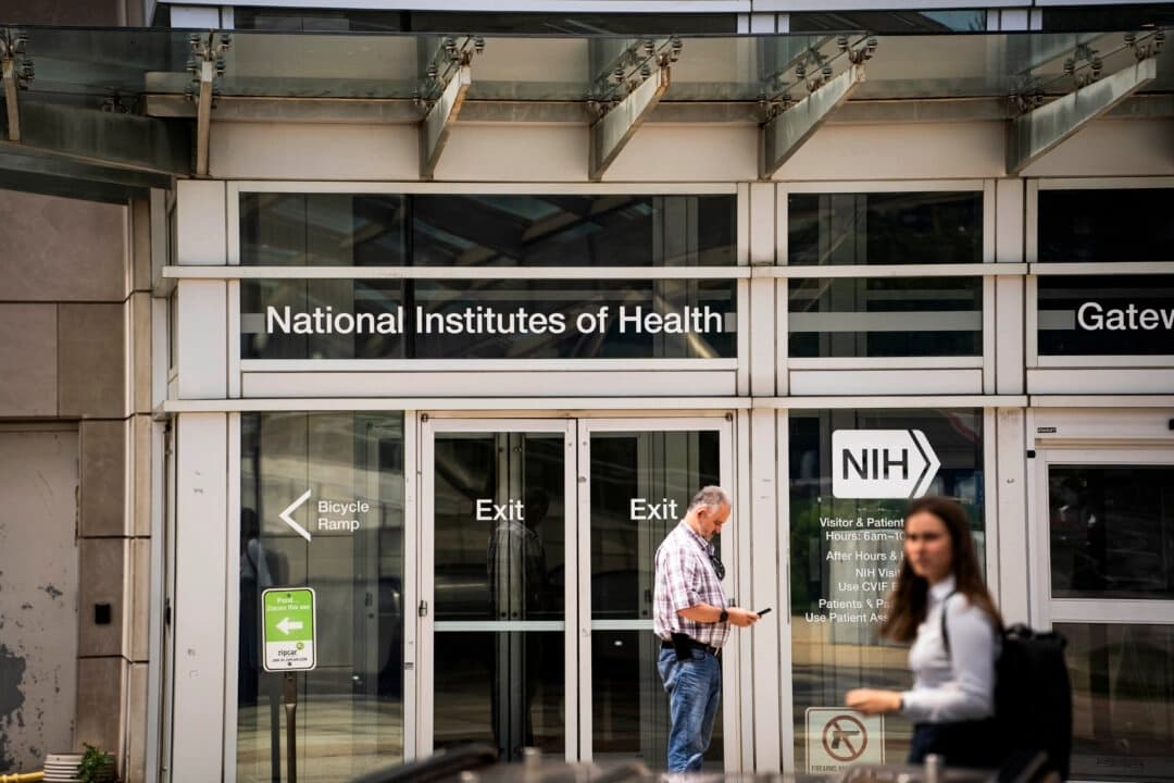 Científicos del NIH piden a la agencia que restablezca subvenciones y readmita a empleados