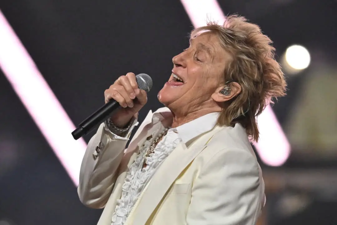 El cantante y compositor británico Rod Stewart actúa después de aceptar el Premio a la Trayectoria durante la 51.ª edición de los American Music Awards en el Fontainebleau de Las Vegas el 26 de mayo de 2025. (Robyn Beck / AFP vía Getty Images)