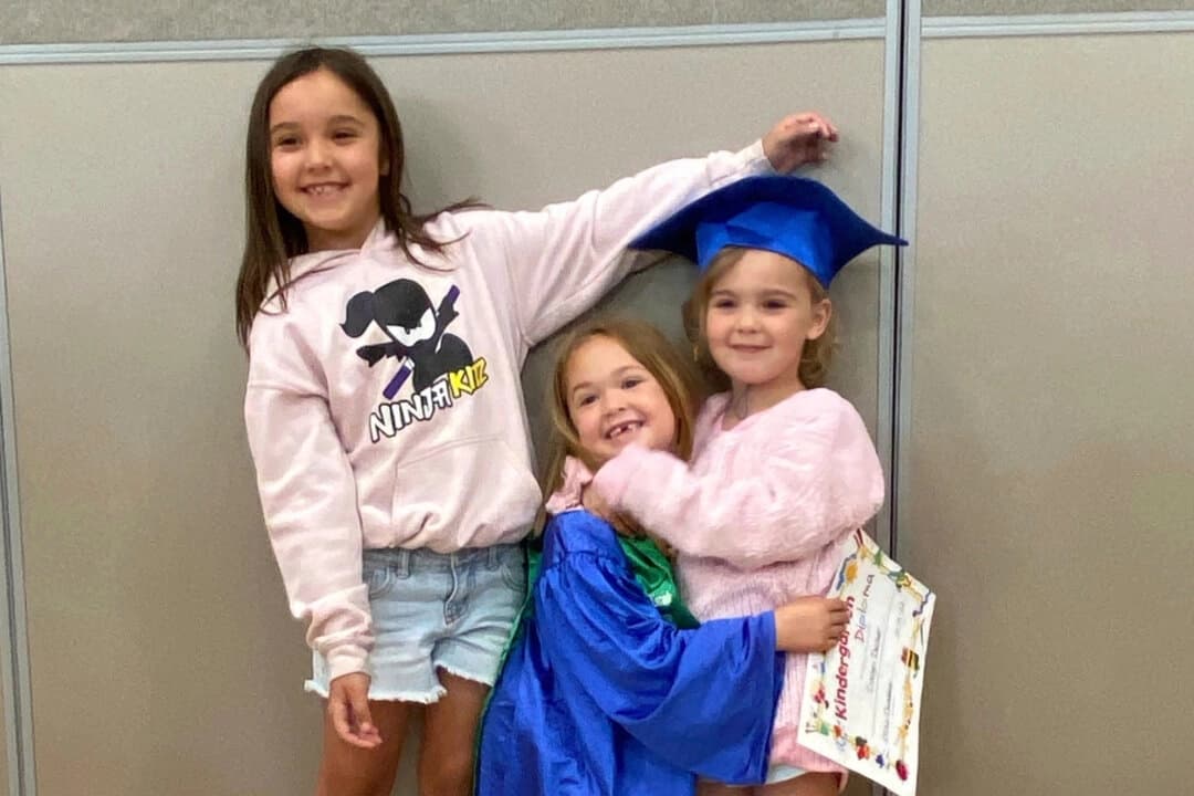 Paityn, Olivia y Evelyn Decker. (Cortesía de Whitney Decker a través de AP).