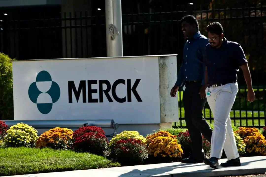 Empleados pasan frente a un cartel de Merck delante del edificio de la empresa en Summit, Nueva Jersey, en una fotografía de archivo sin fecha. (Kena Betancur/Getty Images)
