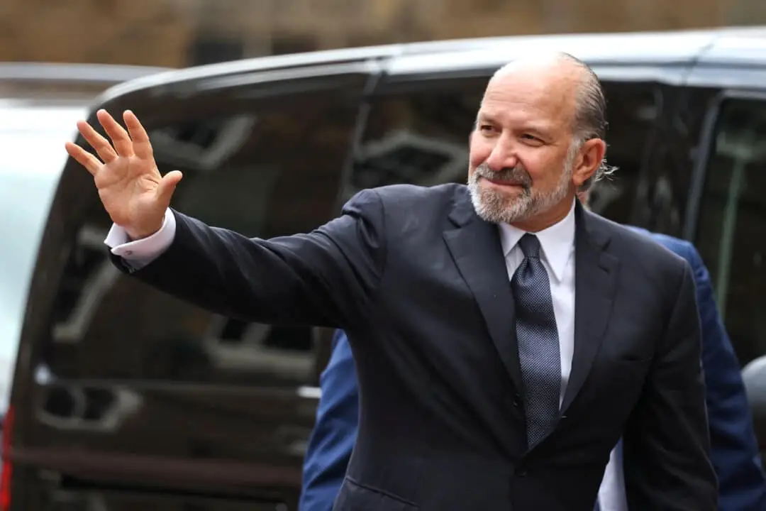 El secretario de Comercio de Estados Unidos, Howard Lutnick, saluda al llegar a Lancaster House, en la segunda jornada prevista para las negociaciones comerciales entre Estados Unidos y China, en Londres, el 10 de junio de 2025. (Toby Melville/Reuters)