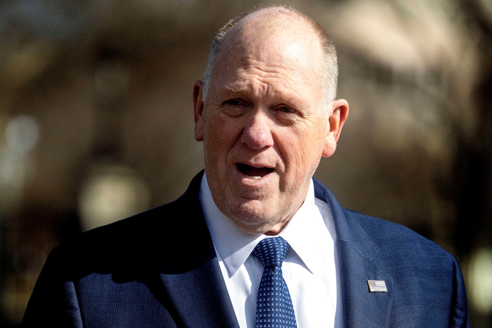 El «zar de la frontera» de la Casa Blanca, Tom Homan, habla con los periodistas fuera de la Casa Blanca en Washington el 7 de marzo de 2025. (Jim Watson/AFP a través de Getty Images)