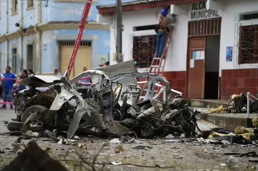 Fotografía de los escombros de un automóvil luego de una explosión el 10 de junio de 2025, en Corinto, Cauca (Colombia). EFE/ Ernesto Guzmán