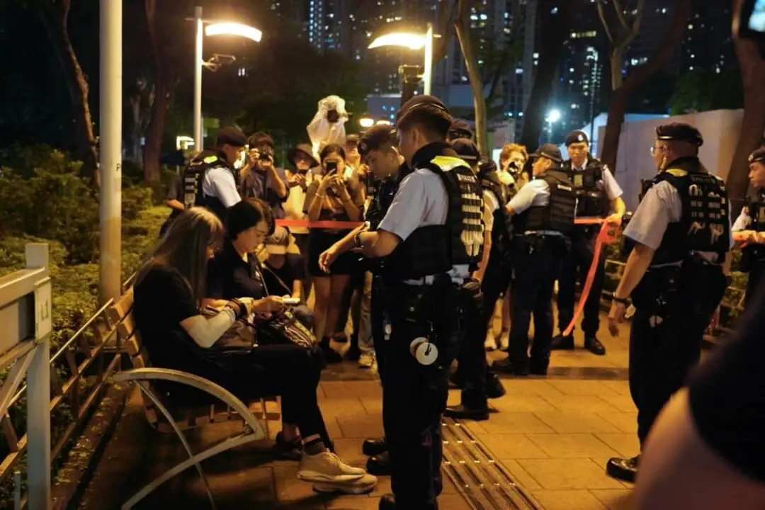 En la tarde del 4 de junio, un gran número de oficiales de policía detuvieron y registraron a ciudadanos en Causeway Bay, donde en años anteriores se celebraba la vigilia anual a la luz de las velas del 4 de junio. (Wenxin Cai/The Epoch Times).