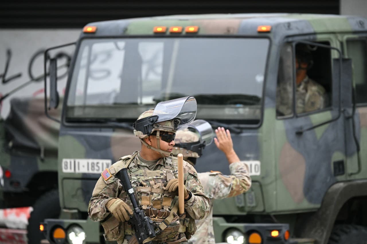 Miembros de la Guardia Nacional de California vigilan el exterior del Edificio Federal Edward R. Roybal la mañana del 10 de junio de 2025, tras otro día de protestas en respuesta a los operativos federales de inmigración en Los Ángeles. (Ronaldo Schemidt/AFP vía Getty Images)