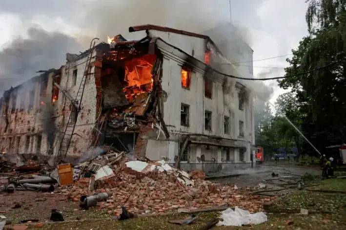 Bomberos trabajan en el lugar de un edificio alcanzado por un ataque con drones rusos en Járkov, Ucrania, el 7 de junio de 2025. (REUTERS/Sofiia Gatilova)