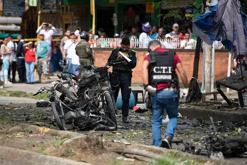 Agentes de policía trabajan en el lugar de una explosión contra una estación de policía en Cali, Colombia, el 10 de junio de 2025. (Christian Escobarmora/AFP vía Getty Images)