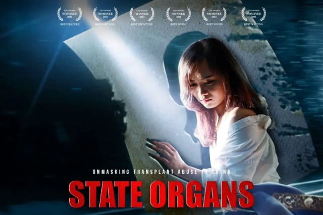 Cartel publicitario de «State Organs», un documental que denuncia la industria de saqueo de órganos en China autorizada por el Partido Comunista Chino. (Cortesía de Rooyee Films)