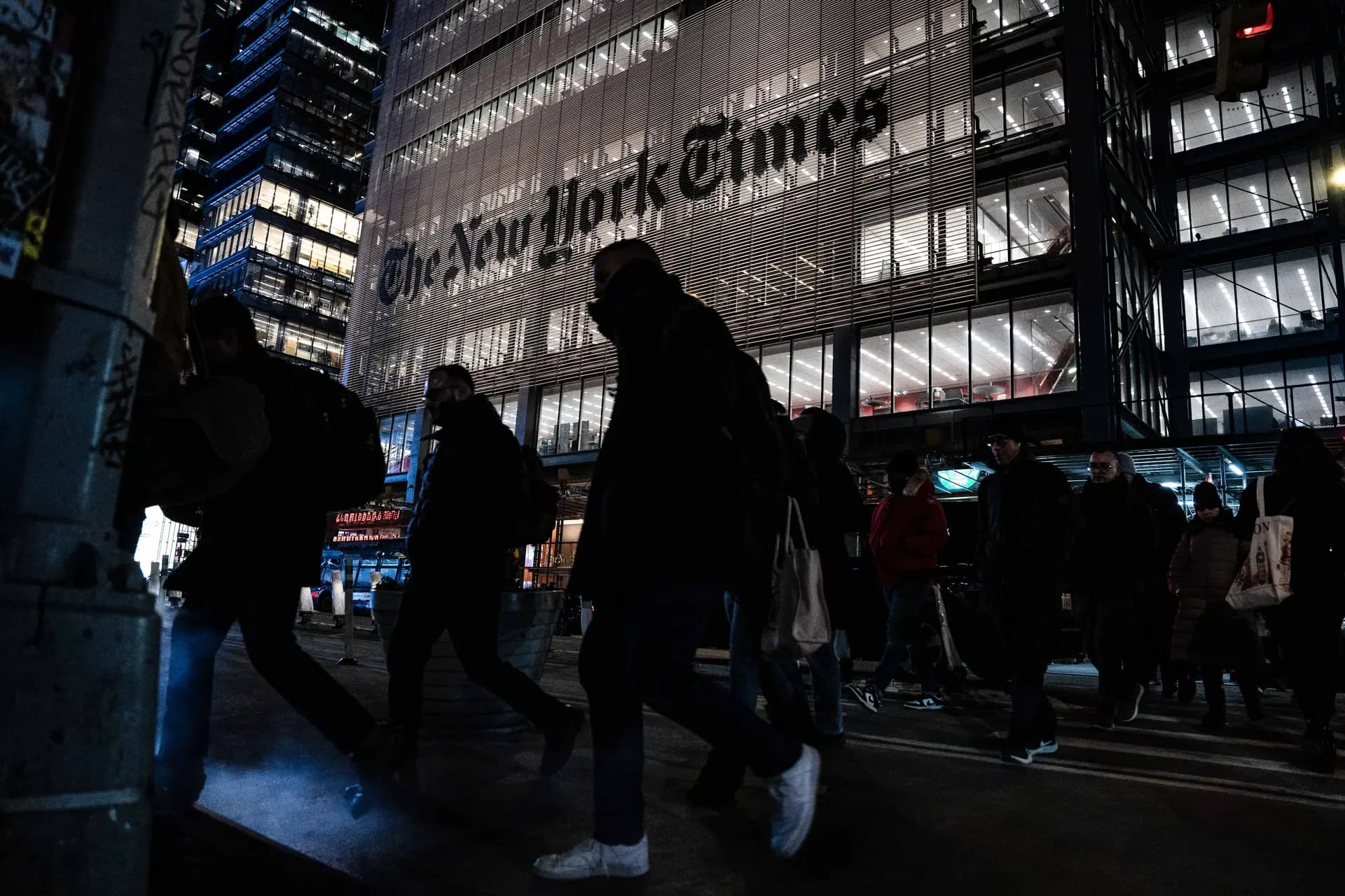 El edificio del New York Times en la ciudad de Nueva York el 8 de enero de 2025. Desde agosto de 2024, el periódico y otros medios occidentales han publicado numerosos artículos atacando a Falun Gong y a Shen Yun Performing Arts, citando afirmaciones de un pequeño grupo de antiguos artistas descontentos de Shen Yun. (Samira Bouaou/The Epoch Times).